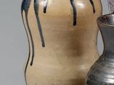 deux vases posés l'un à côté de l'autre sur une table