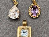 trois pendentifs en or et en améthyste