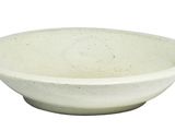 un bol blanc posé sur une table blanche