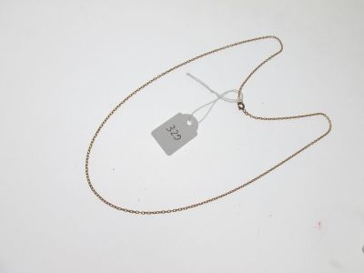 collier plaqué argent avec une médaille attachée, sur un fond blanc