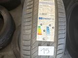 Des bandes de roulement et des pneus sont empilés sur une étagère dans un garage