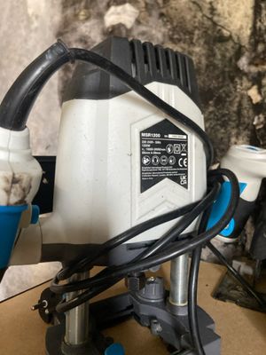 une photo d'une perceuse électrique à poignée bleue