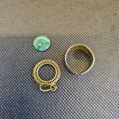 un gros plan sur deux bagues posées sur une table