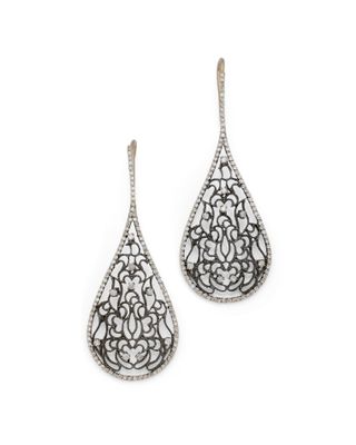 une image représentant une paire de boucles d'oreilles au motif en filigrane