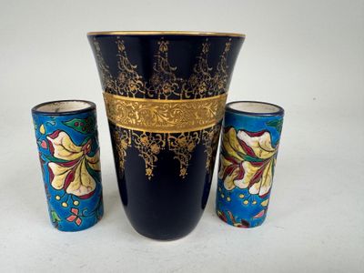 trois vases posés l'un à côté de l'autre sur une table