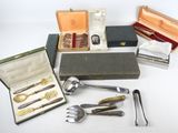 beaucoup d'argenterie dans un coffret sur une table