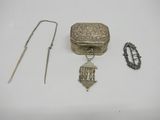 un assortiment d'articles en argent comprenant une broche, une épingle et une épingle
