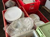 de nombreuses boîtes remplies d'assiettes et de bols sur la table