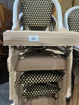 une chaise haute pour bébé exposée dans un magasin
