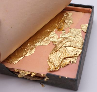 une boîte contenant une feuille d'or