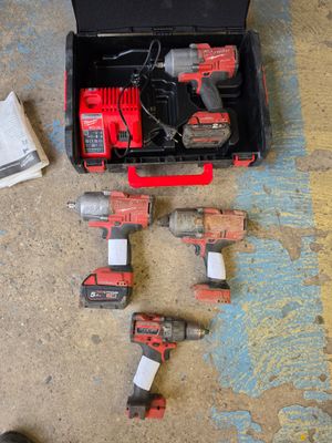 une boîte d'outils posée sur le sol