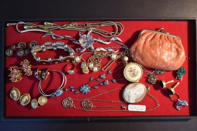 une photo d'une vitrine remplie de bijoux variés