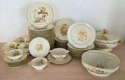 plusieurs assiettes et bols posés sur une table