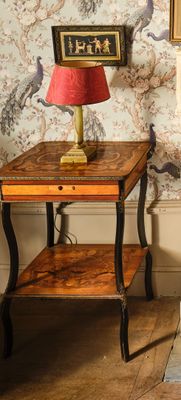 une petite table sur laquelle est posée une lampe, dans une pièce