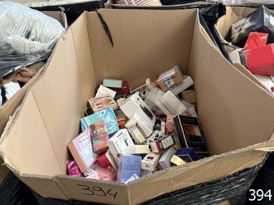 une boîte en carton remplie d'objets divers empilés les uns sur les autres