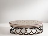 un pouf blanc posé sur une table blanche