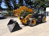 une photo d'un engin de chantier garé sur un parking