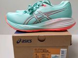a pair of asics running shoes sitting on top of a box
