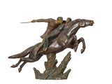 statue en bronze représentant un homme à cheval, une lance à la main