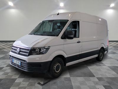 la camionnette blanche est garée sur le sol en damier d'une pièce