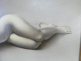 un tableau représentant une femme nue allongée sur le sol