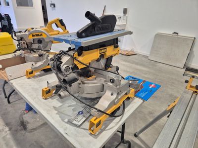a table with a table saw on it in a room
