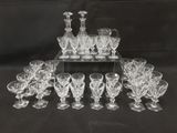 un ensemble de verres en cristal et une carafe posés sur une table