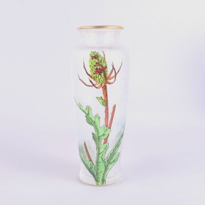 un vase contenant une fleur, posé sur une surface blanche