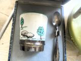 une tasse et une cuillère dans une boîte posée sur une table