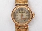 une image d'une montre-bracelet de femme sur une surface blanche
