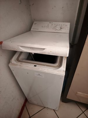 un lave-linge et un sèche-linge dans le coin d'une pièce