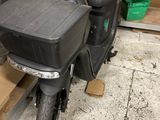 une moto qui est garée dans un garage