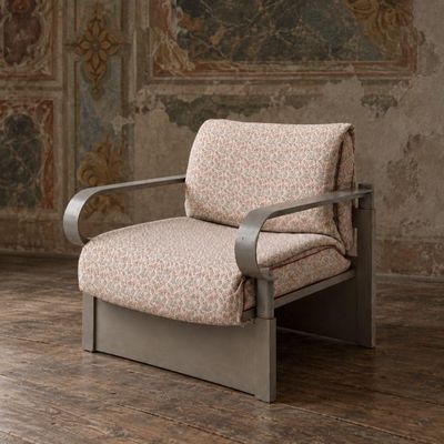une chaise posée sur un parquet