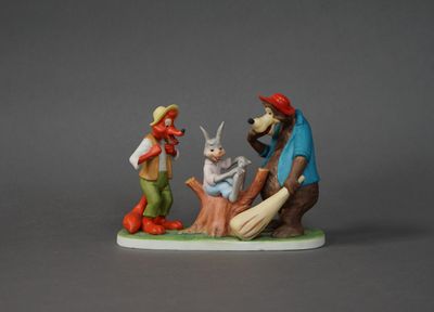 une figurine d'un homme et d'une femme avec un chien