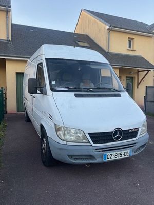 une camionnette blanche garée devant une maison