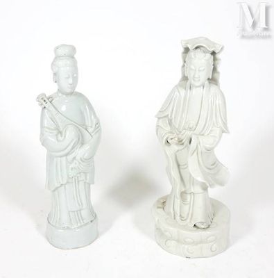 une paire de statues blanches représentant une femme et un homme, posées sur un socle