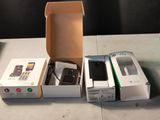 Plusieurs appareils électroniques sont posés sur une table devant un fond noir.