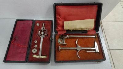 deux types d'instruments différents dans un étui