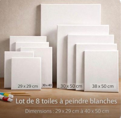 quatre toiles blanches de tailles et de formes différentes, montées sur un support en bois