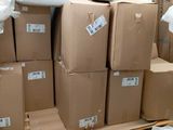 de nombreux cartons empilés les uns sur les autres dans un entrepôt
