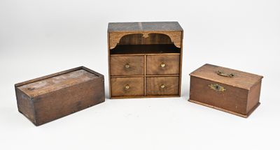 deux petites boîtes en bois et un petit coffre en bois sur fond blanc