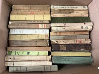 une boîte pleine de vieux livres posée sur le sol