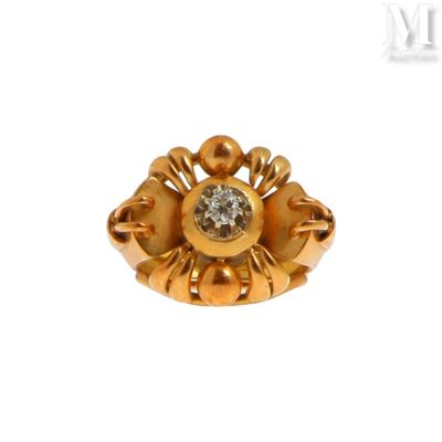 une image d'une bague en or avec un diamant au centre