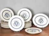 un grand nombre d'assiettes posées sur une table