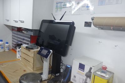 une photo d'une cuisine avec une télévision et un plan de travail