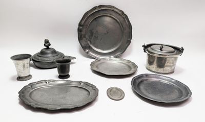 beaucoup d'assiettes et de bols en argent sur la table