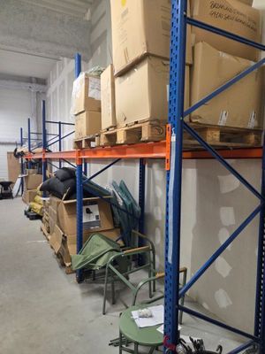 une pièce avec beaucoup de boîtes sur les étagères