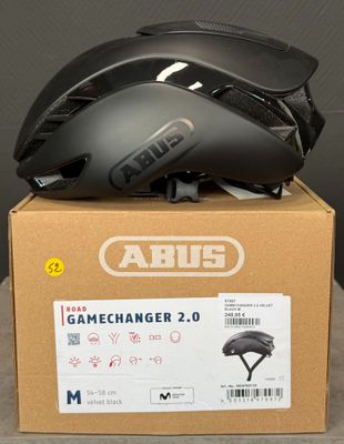 un casque posé sur une boîte, elle-même posée sur une table
