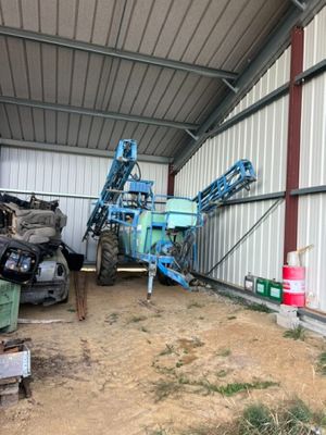 une grande machine bleue garée dans un bâtiment