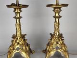 paire de bougeoirs anciens en laiton ornés de têtes de lion et de fleurs